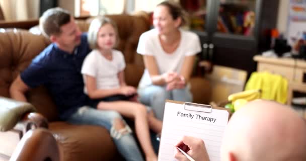 Familia Los Padres Niño Hablan Con Psicólogo Psicoterapia Familiar Visitar — Vídeo de stock