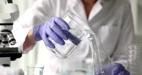 Flask Mano Scienziato Solvente Liquido Chimico Concetto Ricerca Sviluppo Scientifico — Video Stock