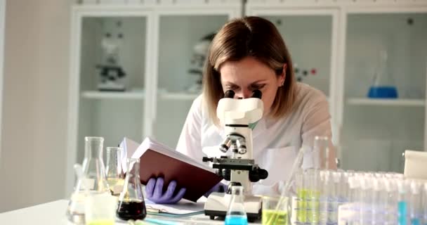 Junge Wissenschaftlerin Liest Buch Labor Biologe Forscht Labor — Stockvideo