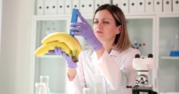 Ученый Изучающий Питание Проводит Тест Бананов Токсины Лаборатории Проверка Еды — стоковое видео