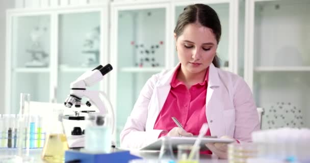 Vědec Zaznamenává Výsledky Studia Laboratorním Časopise Student Biologie Provádějící Chemický — Stock video