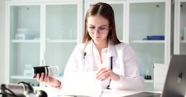 Doctor Sella Primer Plano Los Documentos Médicos Conseguir Seguro Salud — Vídeo de stock