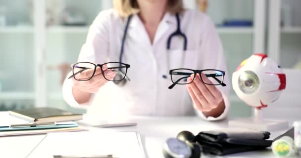 Oftalmologista Mostra Modelo Óculos Para Visão Miopia Miopia Astigmatismo — Vídeo de Stock