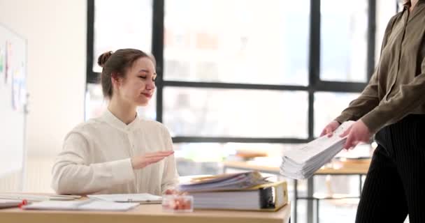 女性インターン生はオフィスでの書類作成を拒否します 残業の免除と期限 — ストック動画