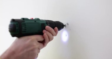 Erkek eller elektrikli tornavida ve kendi kendine dokunan vida tutar. Doğru bir şekilde betonda delik açar.