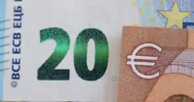 Farklı banknotlar Euro dolarları yakın plan para üstü. Küresel ekonomide kriz