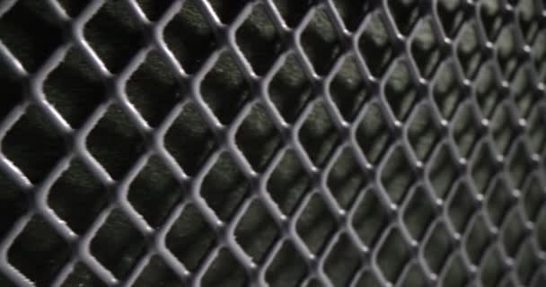 ダークスクエアメッシュの菱形とグレーの金属メッシュ 暗い背景のグリッド — ストック動画