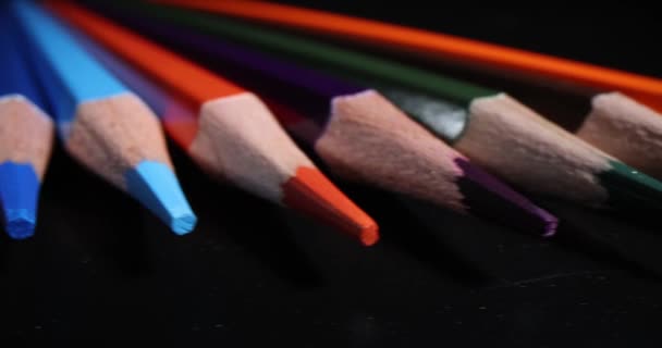黒の背景に多色の鉛筆をシャープに 高品質の木製鉛筆 — ストック動画