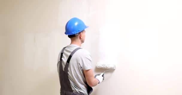 Muž Ručně Malované Stěny Válečkem Malování Bytu Nebo Kancelářské Renovace — Stock video