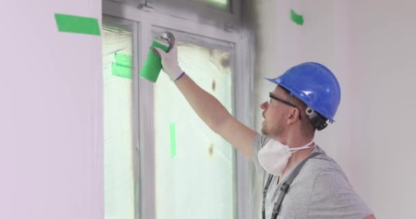 Stavitel Malování Okna Vrstva Bílým Sprejem Barvy Malování Plastových Oken — Stock video