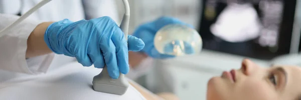 Médica Examina Seios Mulher Usando Máquina Ultra Som Ultrassom Das — Fotografia de Stock