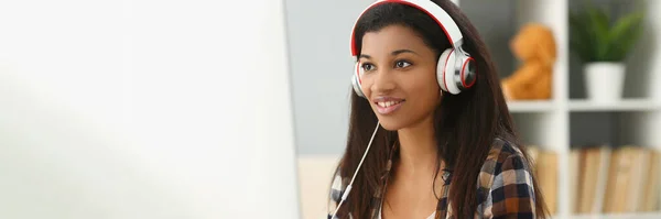 Smiling Young Black Woman Headphones Sitting Desk Woman Freelancer Working — Stock Photo, Image