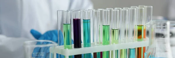 实验室试管中的有色有毒液体 化验室试管中液体的分析 — 图库照片