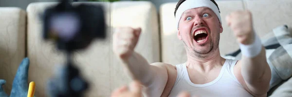 Мотивований Впертий Емоційний Чоловік Робить Спортивні Вправи Перед Камерою Складність — стокове фото