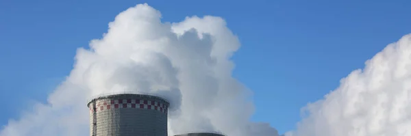 有巨大烟道和蒸汽管的燃气火力发电厂 天然气在火电工程和天然气短缺危机中的应用 — 图库照片