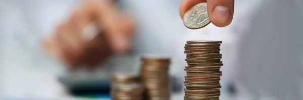 Münze Den Fingern Über Stapel Von Geld Nahaufnahme Halten Konzept — Stockfoto