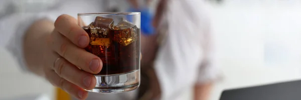 Uomo Tiene Bicchiere Cola Whisky Con Ghiaccio Mano Sul Posto — Foto Stock