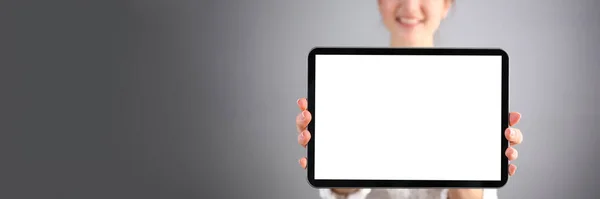 Piękna Uśmiechnięta Bizneswoman Trzyma Cyfrowy Tablet Reklama Bpnner Ekranie Tabletu — Zdjęcie stockowe