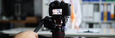 Videograf, doktorla klinikte tıpla ilgili çevrimiçi yayın yapıyor. Tıp ve hastalık tedavisi hakkında uzak video günlüğü