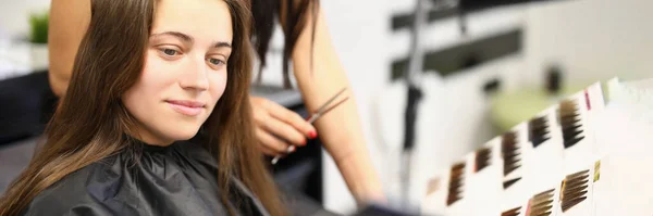Kadın Müşteri Katalogda Saç Boyası Için Boya Renk Seçiyor Güzellik — Stok fotoğraf