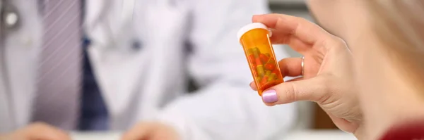 Orvos Átadja Orvosi Tablettákat Betegnek Klinikán Antibiotikumok Felírása Tüdőgyulladásra Vagy — Stock Fotó