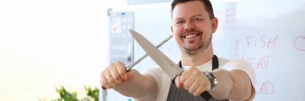 Sorrindo Bonito Cozinheiro Masculino Está Segurando Faca Afiada Chef Educação — Fotografia de Stock