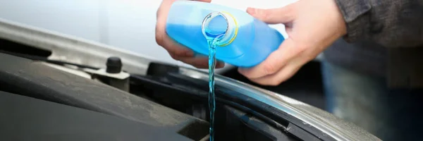 파란얼지 액체를 끓여서 자동차 유리를 씻는다 냉동고와 증류수를 방지하라 — 스톡 사진