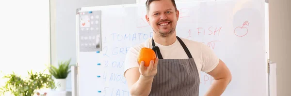 Mężczyzna Kucharz Fartuchu Posiada Pomarańczowy Świeże Warzywa Owoce Stole Szkolenia — Zdjęcie stockowe