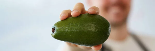 Cook Håller Färsk Saftig Grön Avokado Händerna Naturliga Färska Ekologiska — Stockfoto