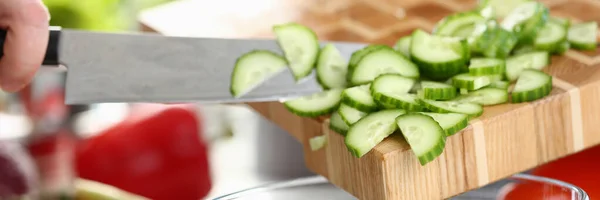 Cocine Cocina Trabajo Prepara Ensalada Verduras Corta Pepino Verde Persona —  Fotos de Stock