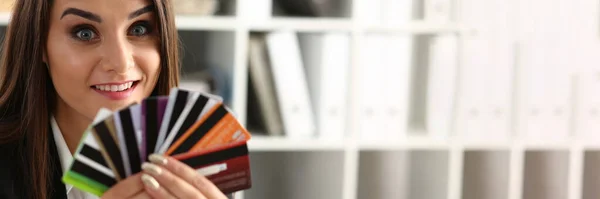 Portret Van Een Mooie Vrouw Met Plastic Creditcards Keuze Van — Stockfoto