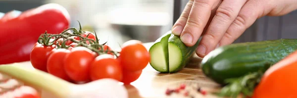 Cozinheiro Macho Corta Legumes Frescos Suculentos Para Salada Salada Vegetariana — Fotografia de Stock