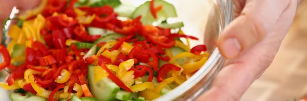 Bunte Gemüsescheiben Gläserne Salatschüssel Gurken Mit Gelben Und Roten Paprika — Stockfoto