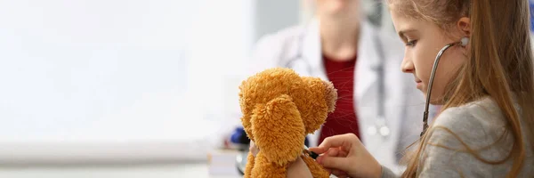 Menina Criança Com Estetoscópio Escuta Brinquedo Fundo Senta Médico Crianças — Fotografia de Stock