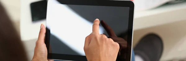 Женщина Держит Планшет Дома Контролирует Палец Экране Женский Серфинг Интернете — стоковое фото