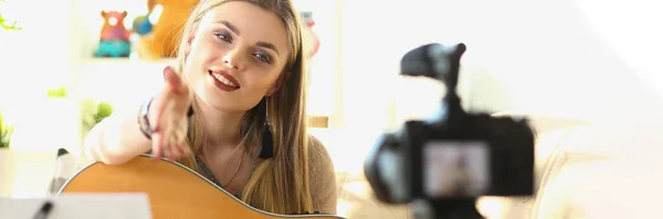 女性音楽家 ギタービデオを教える 歌と演奏女性ブロガー上のギターでカメラの前 — ストック写真