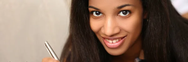 Молодая Черная Женщина Пишет Журнале Лежа Диване Портрет Красивой Улыбающейся — стоковое фото