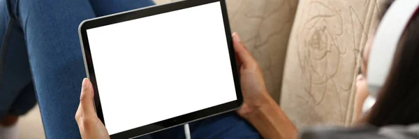 Mockup Bild Eines Digitalen Tablets Mit Schwarzem Bildschirm Den Händen — Stockfoto