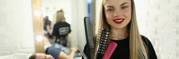 Usmívající Kadeřnice Držící Hřebeny Nůžky Holičství Kosmetický Salon Služby — Stock fotografie