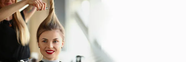 Ręce Fryzjera Obcięte Blond Ogon Zbliżenie Kobieta Fryzjer Cięcia Długie — Zdjęcie stockowe