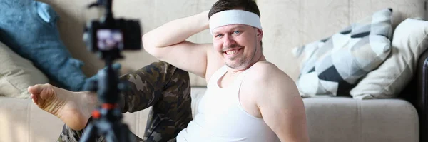 一个体态肥胖 面带微笑的男人正在镜头前记录运动 健康与饮食的积极有益的健身博客 — 图库照片