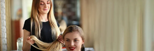 Kadın Kuaför Güzellik Salonundaki Uzun Saçlı Sarışın Gibi Görünüyor Kuaförde — Stok fotoğraf