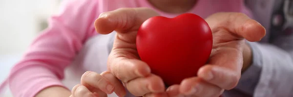 Mãos Criança Cardiologista Médico Com Coração Vermelho Closeup Tratamento Doença — Fotografia de Stock