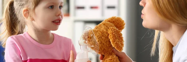 Kinderarts Laat Meisje Speelgoed Zien Hoe Zuurstofmasker Moet Gebruiken Behandeling — Stockfoto