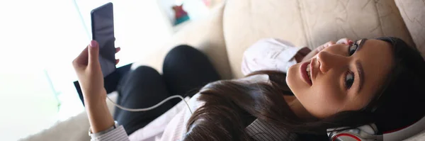 Розслаблена Жінка Слухає Музику Навушниках Вдома Мобільні Додатки Концепції Музики — стокове фото