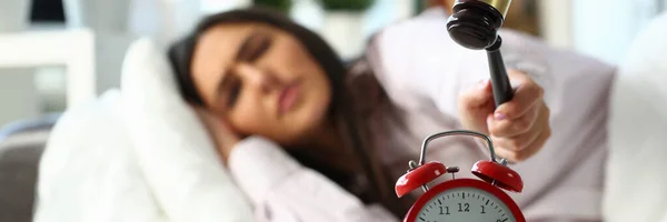 Mujer Joven Trata Romper Reloj Despertador Con Mazo Madera Destruir — Foto de Stock