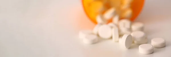 Fehér Tabletták Szétszóródtak Asztalon Lévő Felborult Üvegben Szétszórt Kalcium Vitaminok — Stock Fotó