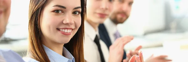 Lächelnde Geschäftsleute Applaudieren Auf Der Konferenz Erfolgreiche Junge Geschäftsfrau Begrüßt — Stockfoto
