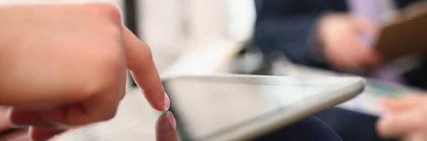 Mulher Segura Tablet Nas Mãos Explica Informações Para Colega Conceito — Fotografia de Stock