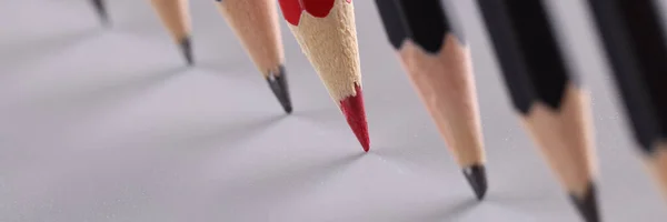 Ostry Czerwony Ołówek Wyróżnia Się Identycznymi Czarnymi Ołówkami Szarym Tle — Zdjęcie stockowe